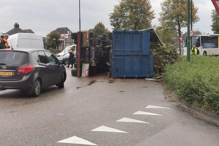 Vrachtwagen kantelt op rotonde