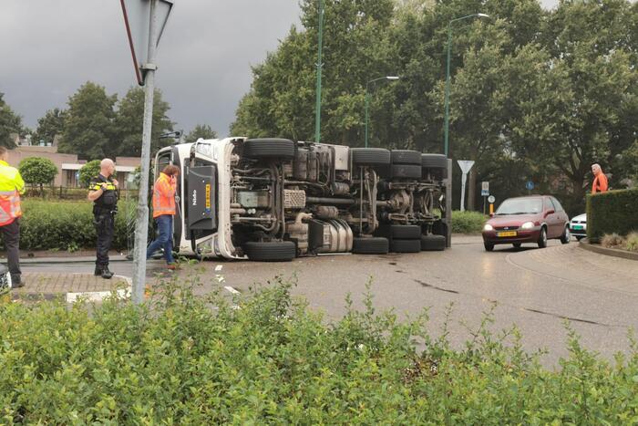 Vrachtwagen kantelt op rotonde