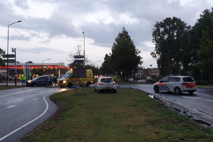Personenwagen en bestelbus botsen op kruising