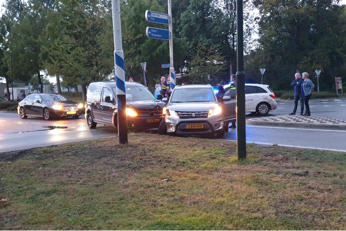 Personenwagen en bestelbus botsen op kruising