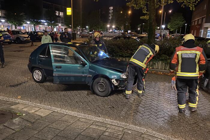 Automobilist ramt lantaarnpaal