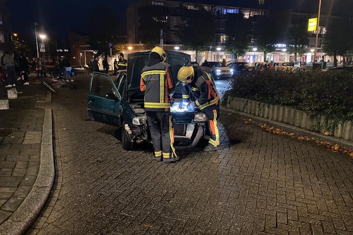 Automobilist ramt lantaarnpaal