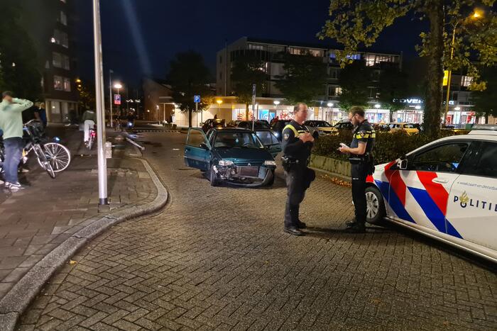 Automobilist ramt lantaarnpaal