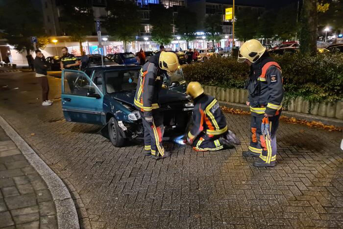 Automobilist ramt lantaarnpaal