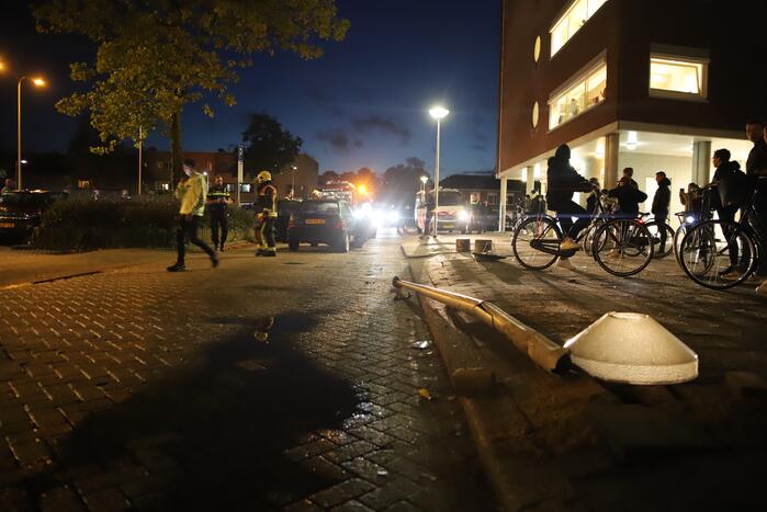 Automobilist ramt lantaarnpaal