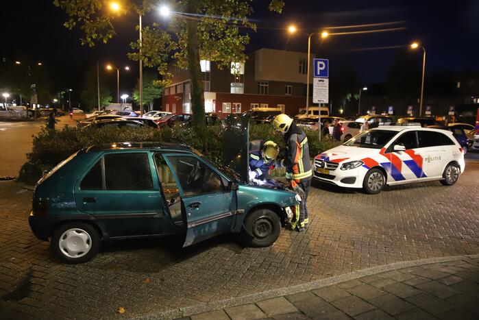 Automobilist ramt lantaarnpaal