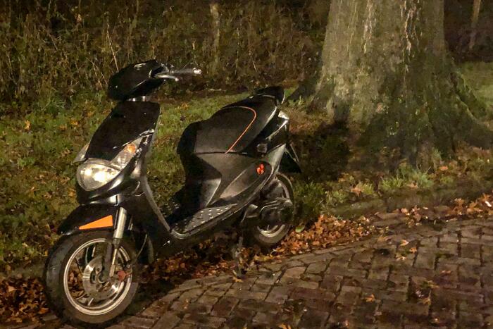 Jongeman zonder rijbewijs gaat er vandoor nadat vrienden vallen