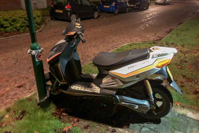 Jongeman zonder rijbewijs gaat er vandoor nadat vrienden vallen