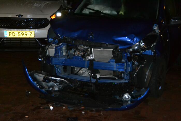 Veel schade na botsing tussen twee auto's