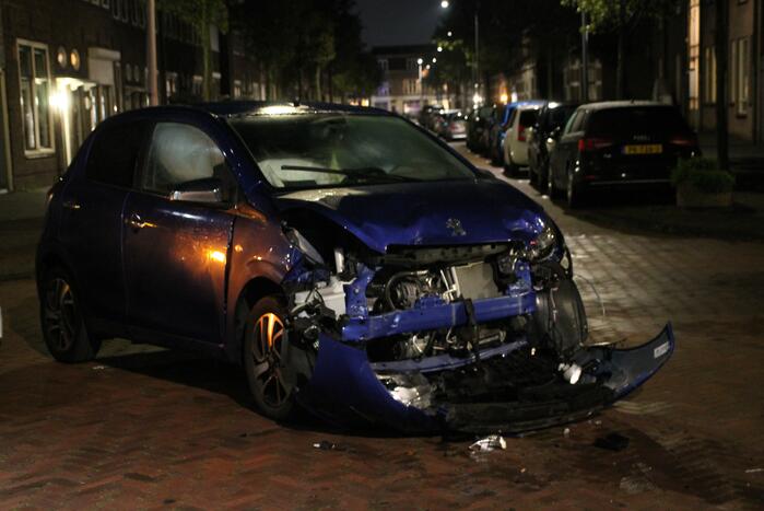 Veel schade na botsing tussen twee auto's