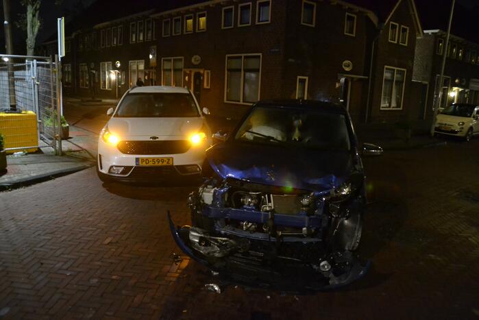 Veel schade na botsing tussen twee auto's