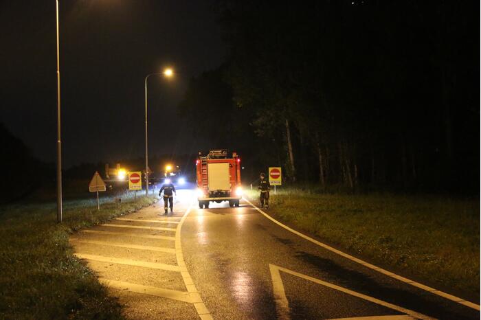 Auto belandt onderaan talud na schrikreactie