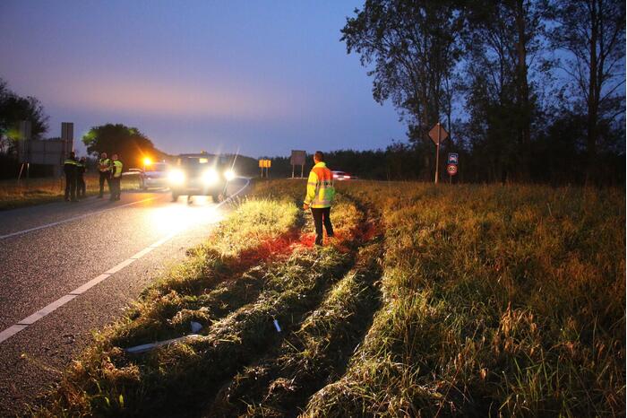 Auto belandt onderaan talud na schrikreactie