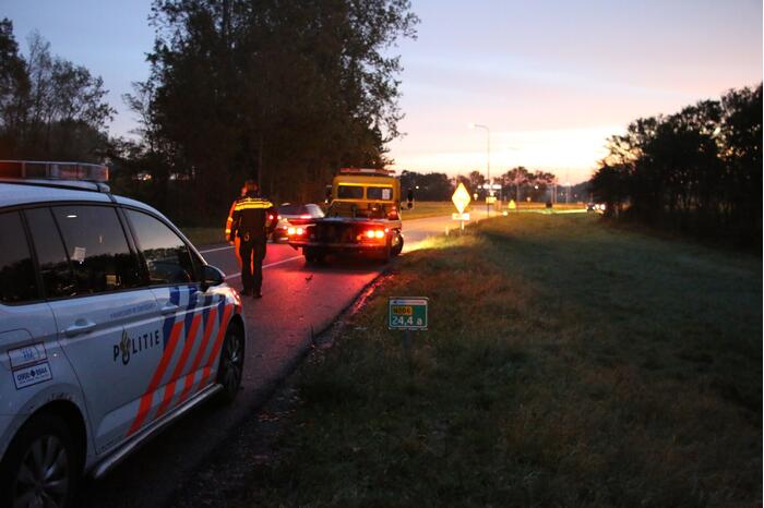 Auto belandt onderaan talud na schrikreactie