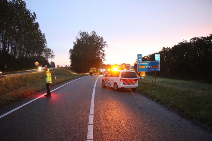 Auto belandt onderaan talud na schrikreactie