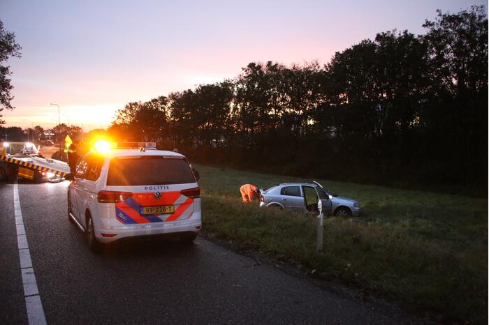 Auto belandt onderaan talud na schrikreactie