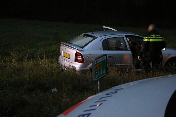 Auto belandt onderaan talud na schrikreactie