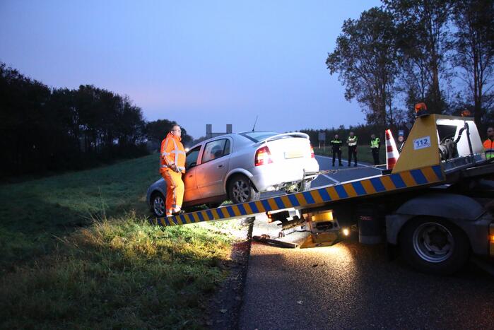Auto belandt onderaan talud na schrikreactie