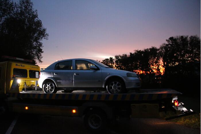 Auto belandt onderaan talud na schrikreactie