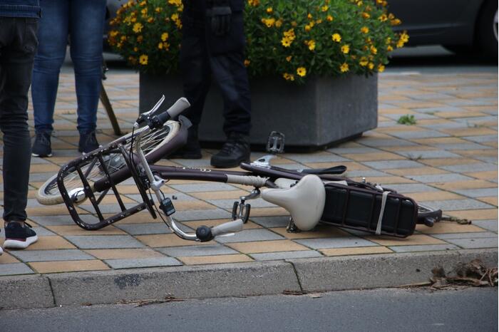 E-bikester gewond na aanrijding met auto