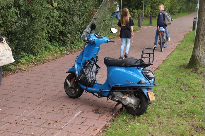 Fietsster gewond na botsing met brommer op fietspad