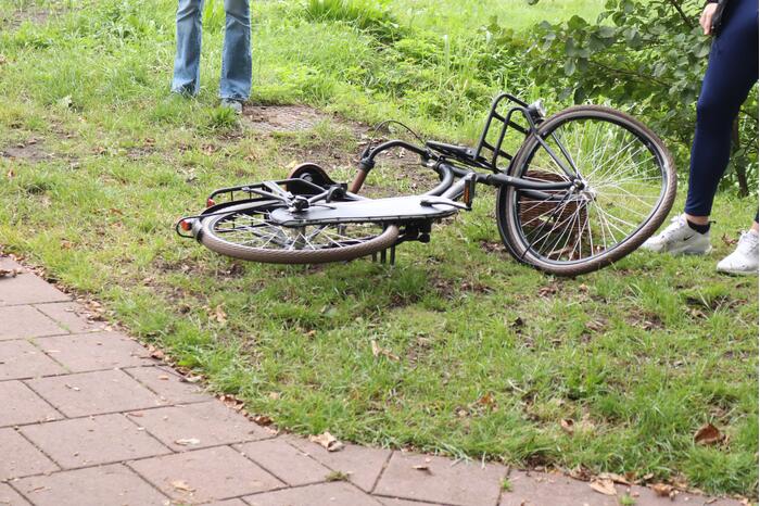 Fietsster gewond na botsing met brommer op fietspad