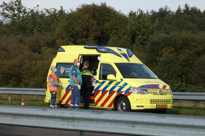 Auto slaat om na ongeval op snelweg