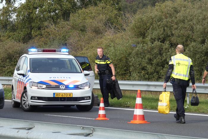 Auto slaat om na ongeval op snelweg
