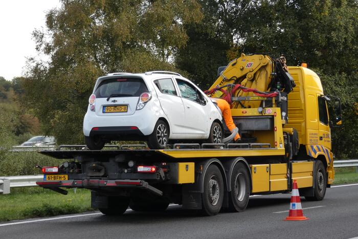 Auto slaat om na ongeval op snelweg