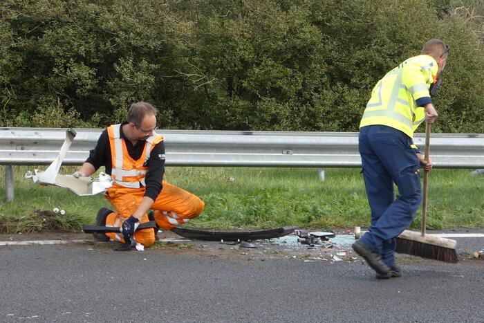 Auto slaat om na ongeval op snelweg