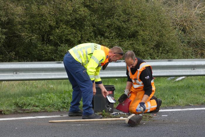 Auto slaat om na ongeval op snelweg