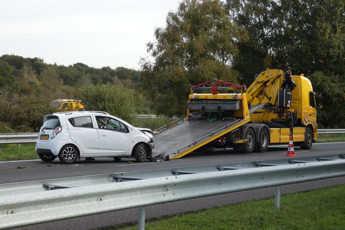 Auto slaat om na ongeval op snelweg