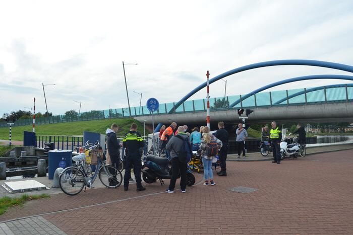 Twee scooterrijders botsen bij brug De Vaart