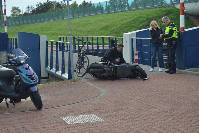 Twee scooterrijders botsen bij brug De Vaart