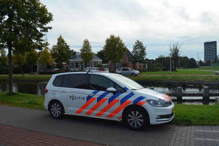 Twee scooterrijders botsen bij brug De Vaart