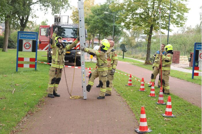 Gevaarlijke tak onbereikbaar door te korte ladder