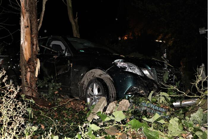 Automobilist verliest macht over het stuur en raakt boom