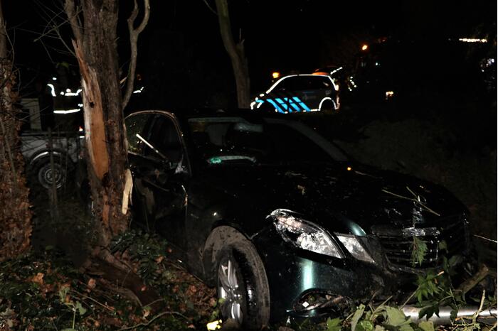 Automobilist verliest macht over het stuur en raakt boom