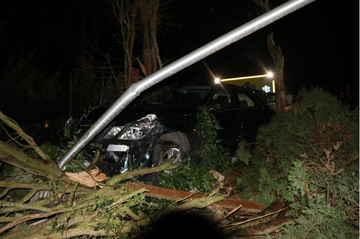 Automobilist verliest macht over het stuur en raakt boom