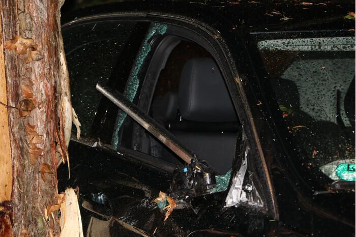 Automobilist verliest macht over het stuur en raakt boom