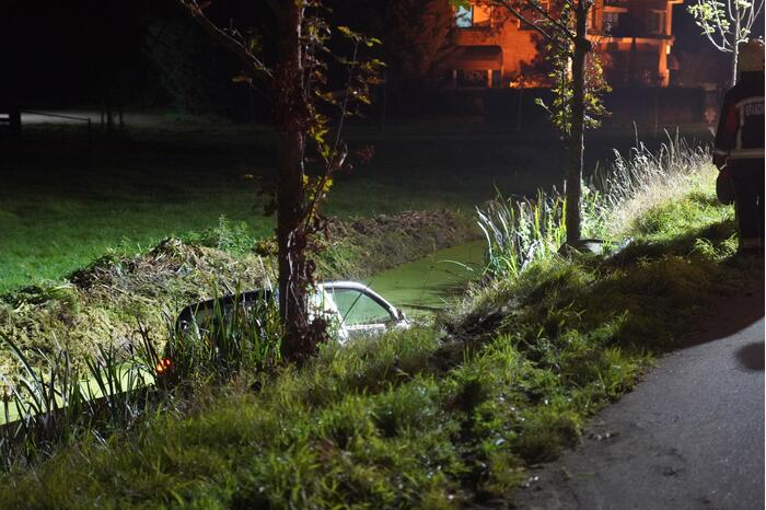 Auto raakt te water, bestuurder aangehouden