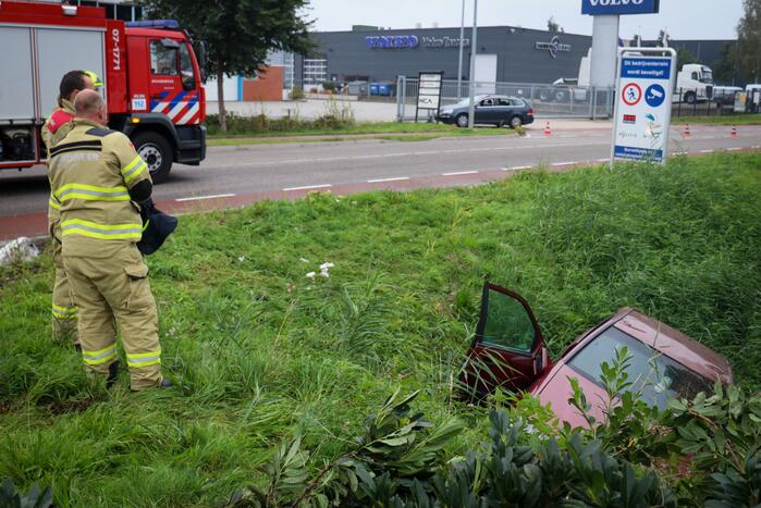 Auto belandt in sloot