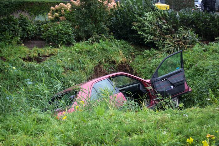 Auto belandt in sloot