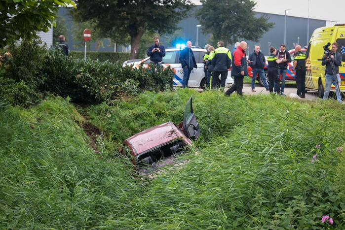 Auto belandt in sloot
