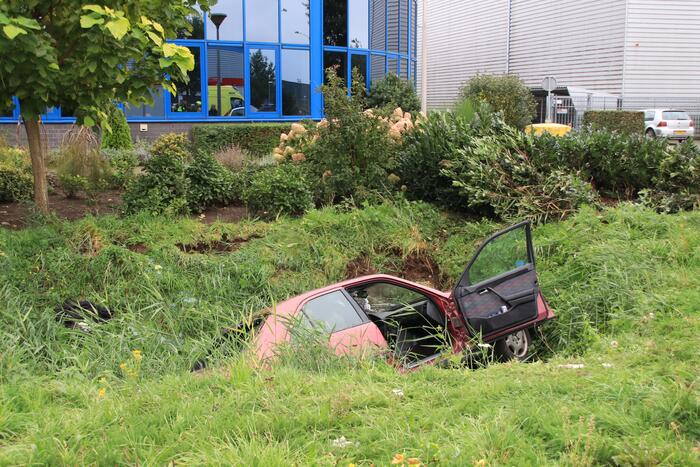 Auto belandt in sloot