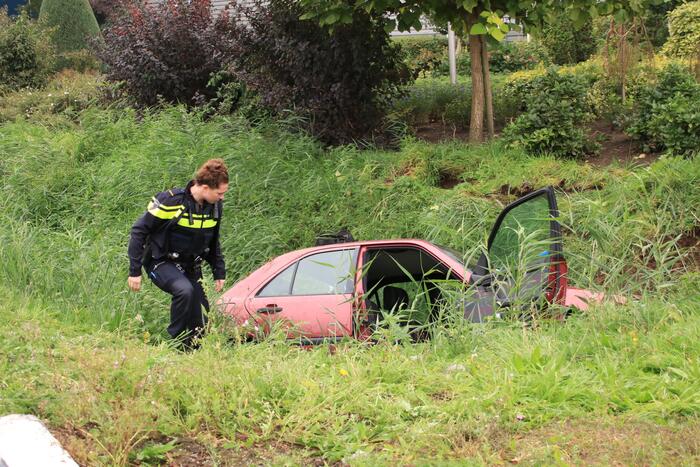 Auto belandt in sloot