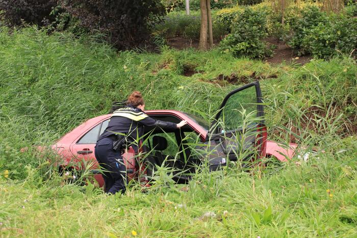Auto belandt in sloot