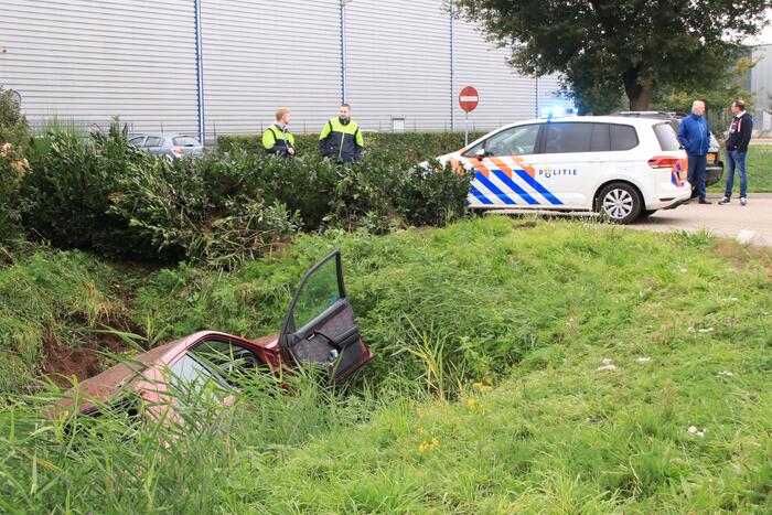 Auto belandt in sloot
