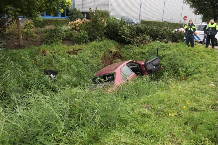 Auto belandt in sloot