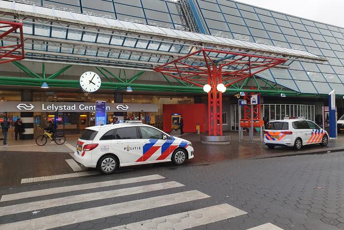 Persoon met verward gedrag van station gehaald
